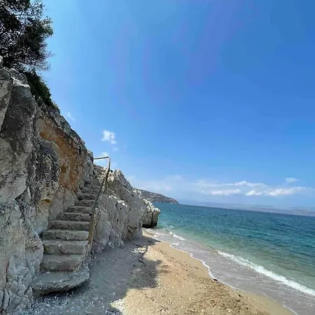 Breathtaking Oceanfront View & Private Apartment